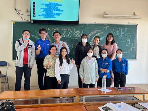 NHỮNG HÌNH ẢNH SINH HOẠT CÂU LẠC BỘ TIẾNG ANH VỚI CHỦ ĐỀ “YOUTHFUL DAY”