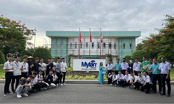 Sinh viên lớp Đại học Công nghệ kỹ thuật Cơ điện tử 22 đi kiến tập tại các nhà máy