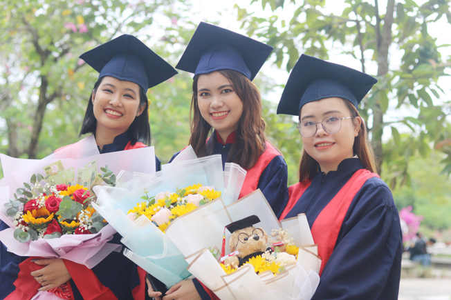 Ngày 08/10, Trường ĐH Tiền Giang tổ chức Lễ xướng danh và trao bằng ...