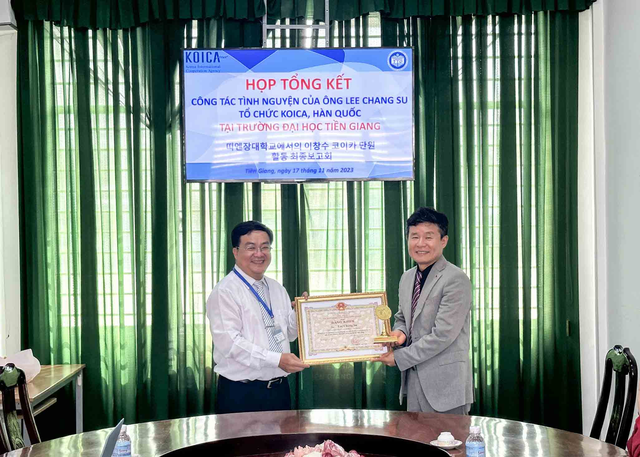 Ông Lee Chang Su - tổ chức KOICA, Hàn Quốc hoàn thành công tác tình nguyện tại Trường Đại học Tiền Giang