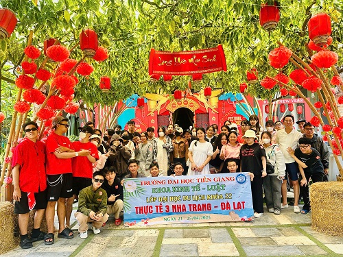 Sinh viên lớp Đại học Du lịch khóa 22 thực hiện học phần Thực ...