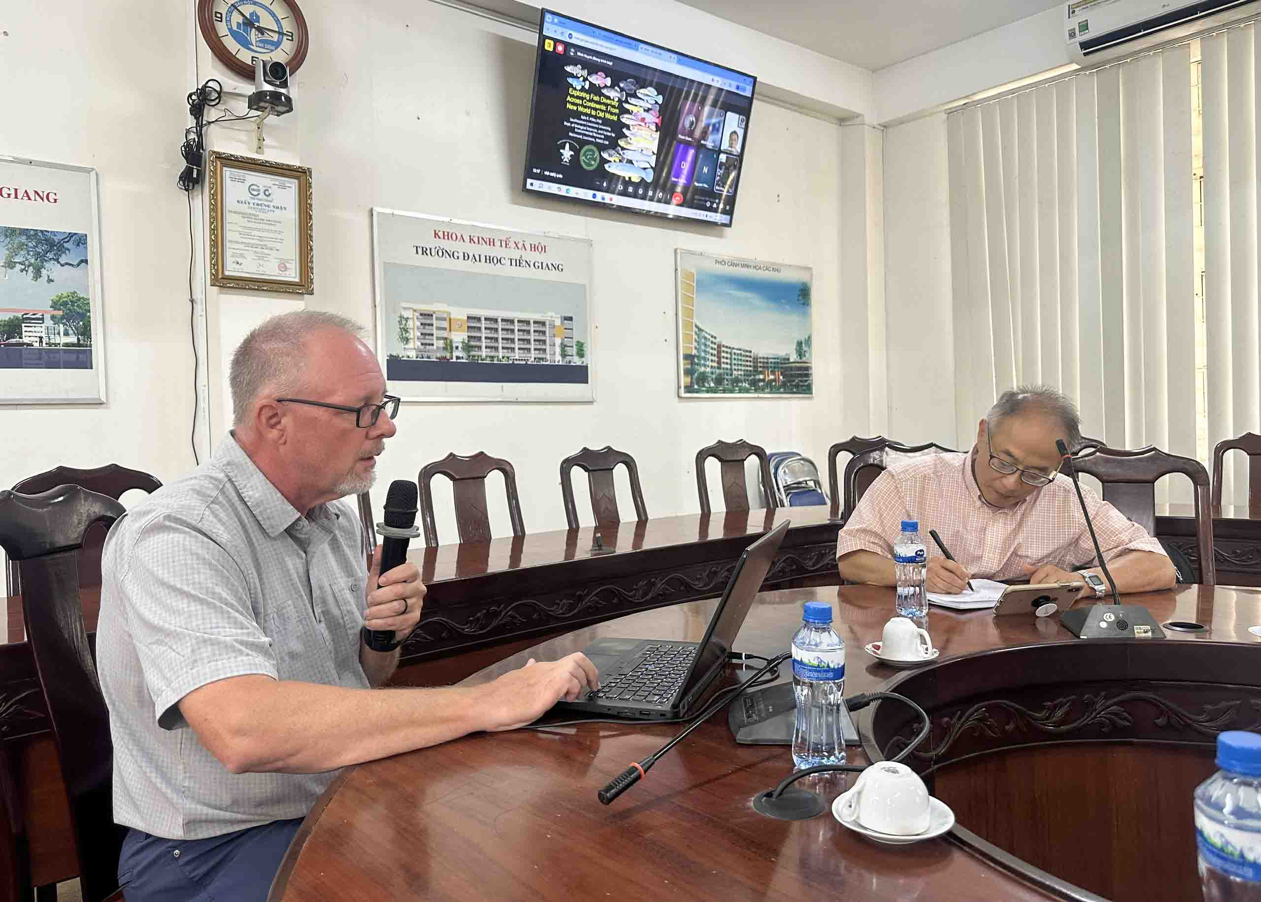 Trao đổi học thuật giữa viên chức Trường Đại học Tiền Giang và các ...