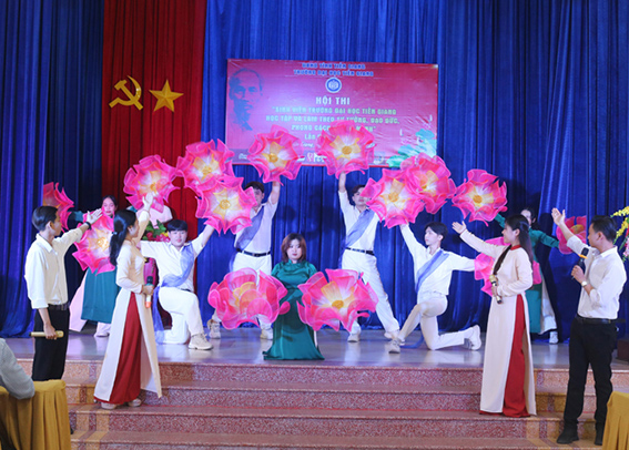 Khoa Lý luận chính trị - Giáo dục quốc phòng và Thể chất “Tiếp tục đổi mới việc học tập lý luận chính trị trong hệ thống giáo dục quốc dân” 