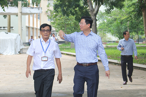 Phó chủ tịch UBND tỉnh Đồng Tháp Huỳnh Minh Tuấn đến thăm Trường Đại học Tiền Giang