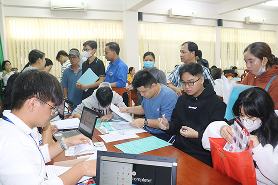 Đông đảo thí sinh đến Trường đại học tiền giang làm thủ tục nhập học trong ngày đầu tiên