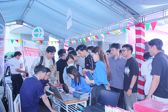 Phiên giao dịch việc làm năm 2025 tại Trường Đại học Tiền Giang: Cầu nối bền chặt giữa nhà trường, sinh viên và doanh nghiệp