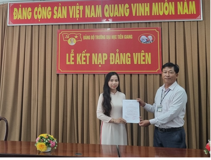 Chi bộ 6 tổ chức lễ kết nạp đảng cho sinh viên Nguyễn Thị ...