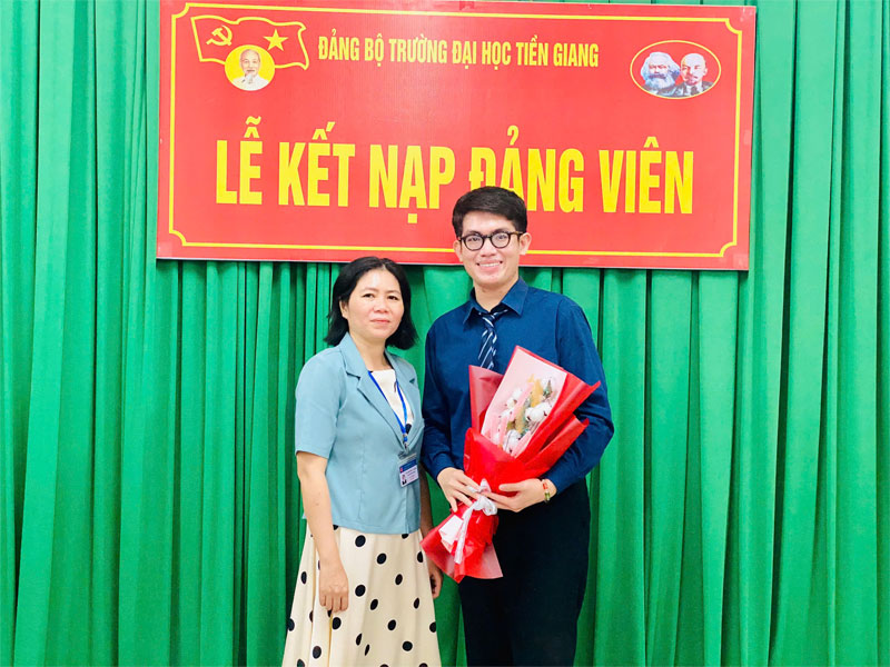 Chi bộ 5 tổ chức lễ kết nạp đảng cho sinh viên Võ Hồ Đắc Minh