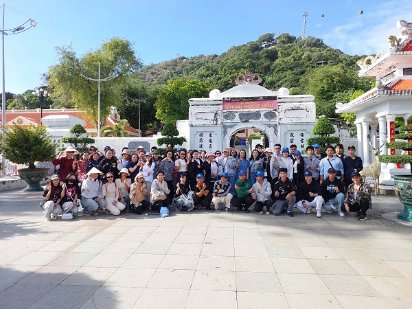 Sinh viên lớp ĐH Du lịch khóa 23 thực hiện học phần Thực tế ...