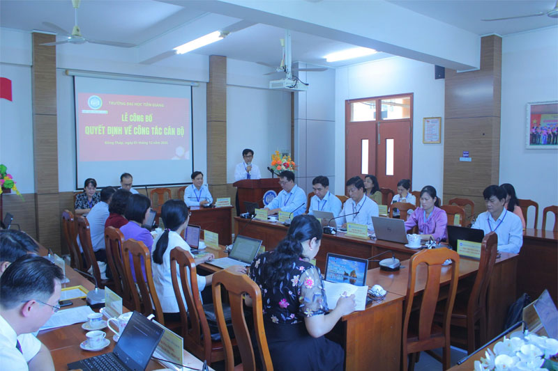Trường ĐH Tiền Giàng trao Quyết định bổ nhiệm lại 5 viên chức quản lý