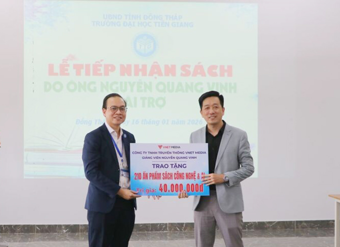 Ông Nguyễn Quang Vinh tặng sách và chia sẻ kinh nghiệm ứng dụng AI cho sinh viên Trường ĐH Tiền Giang