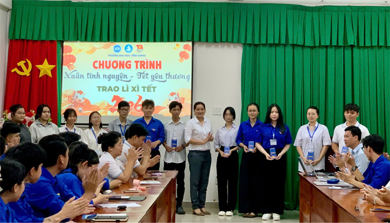 Trao lì xì tết Bính Ngọ cho sinh viên có hoàn cảnh khó khăn 