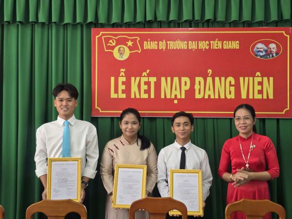 Chi bộ 10 kết nạp thêm 3 đảng viên mới là sinh viên