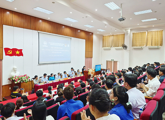 Hơn 300 sinh viên tham dự buổi gặp gỡ, đối thoại với Ban Giám hiệu Trường Đại học Tiền Giang