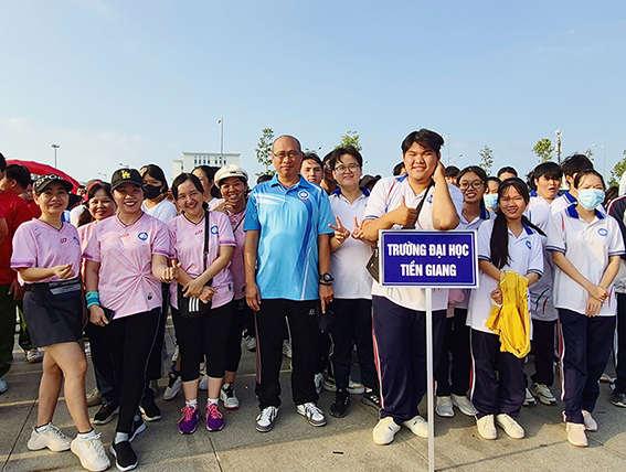 500 viên chức và sinh viên Trường Đại học Tiền Giang tham gia chạy bộ “Vì sức khỏe toàn dân, vì an ninh Tổ quốc”