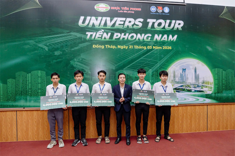 Nhựa Tiền Phong trao 5 suất học bổng cho sinh viên Trường Đại học Tiền Giang