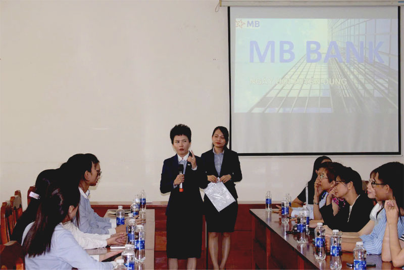 Sinh viên hào hứng với chương trình trình “Kỹ năng sale Ngân hàng hiện đại và gặp gỡ nhà tuyển dụng MB Tiền Giang”