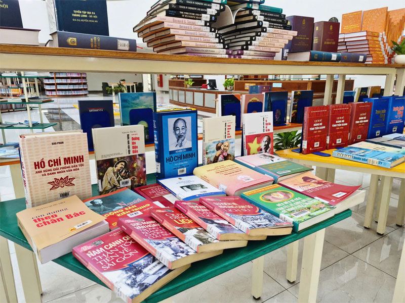 Trường Đại học Tiền Giang trưng bày sách hưởng ứng Ngày Sách và Văn hóa đọc Việt Nam năm 2026