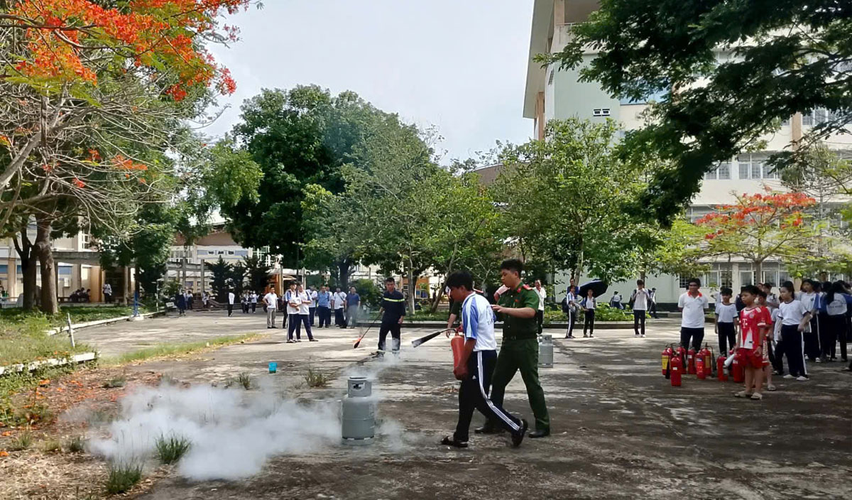 Tổ chức hoạt động tuyên truyền, trải nghiệm, thực hành chữa cháy và cứu nạn, cứu hộ tại Trường Đại học Tiền Giang
