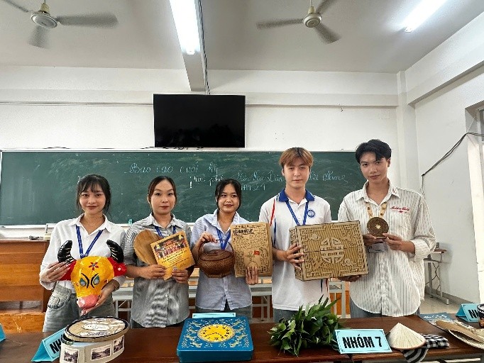 Sinh viên ngành Văn hóa học sáng tạo sản phẩm quà lưu niệm từ chất liệu văn hóa dân gian