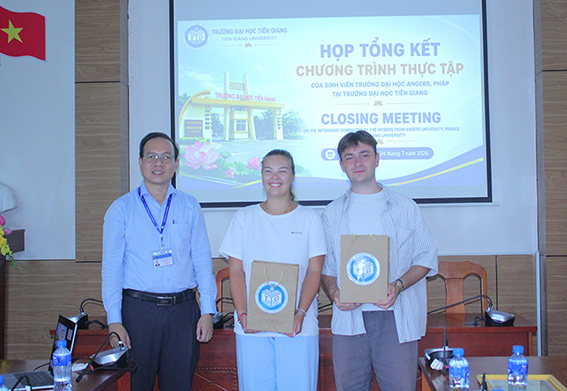 Hai sinh viên Trường Đại học Angers (Pháp) hoàn thành chương trình thực tập ...