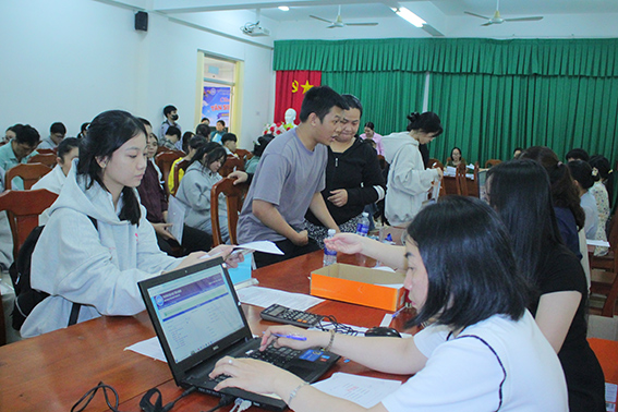 Thí sinh trúng tuyển đợt 1 nô nức đến Trường nộp hồ sơ nhập học.
