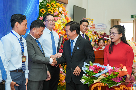 Trường Đại học Tiền Giang vinh danh 10 viên chức tốt nghiệp trình độ tiến sĩ năm học 2025-2026