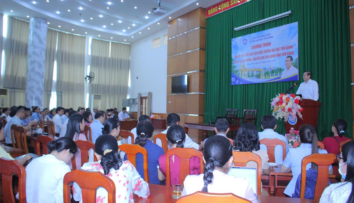 Viên chức Trường Đại học Tiền Giang gặp gỡ, trao đổi với TS. Lê Văn Hưởng - Nguyên Chủ tịch UBND tỉnh Tiền Giang