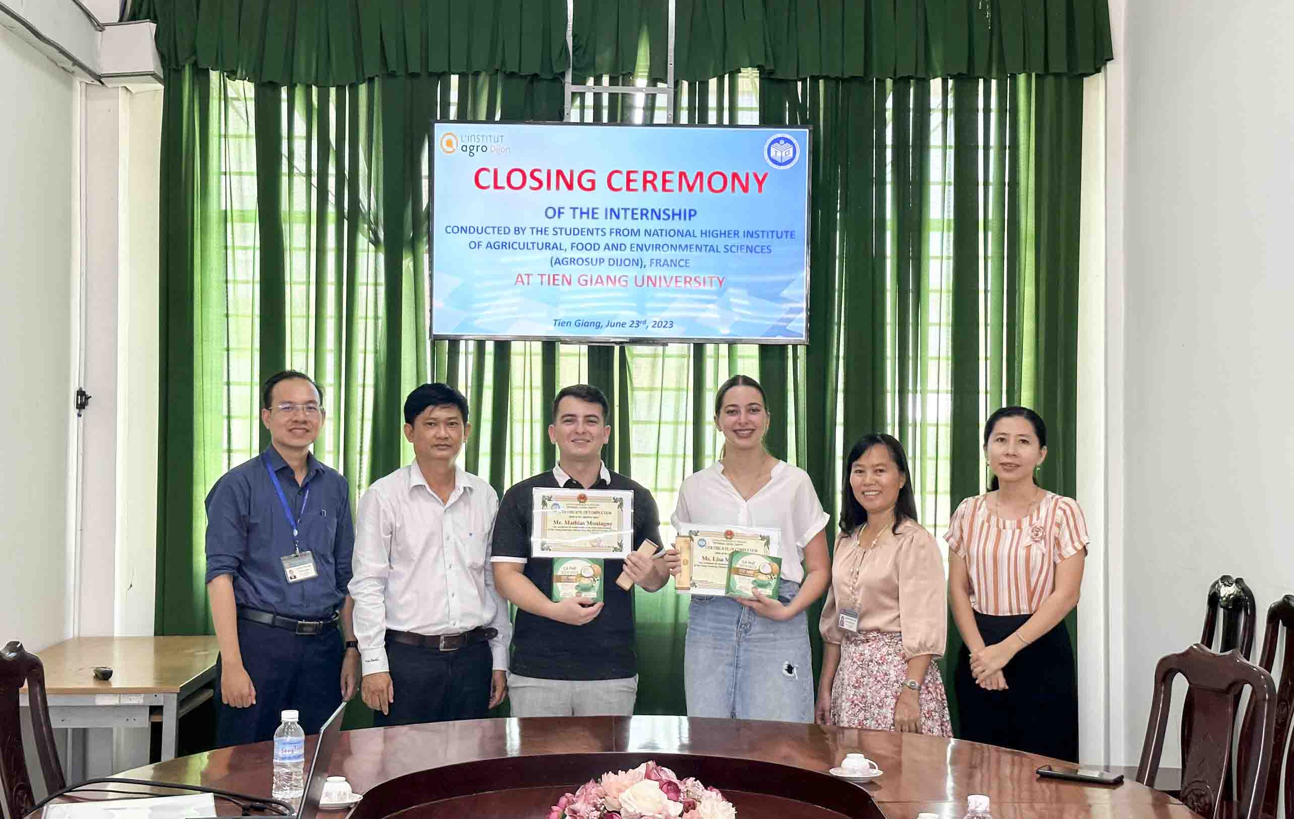 Hai sinh viên Pháp hoàn thành chương trình thực tập tại Trường Đại học Tiền Giang