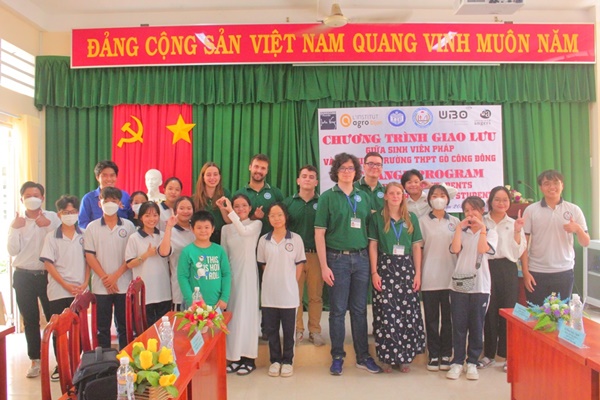 Sinh viên Pháp giao lưu với học sinh Trường THPT Bình Đông và THPT Gò Công Đông